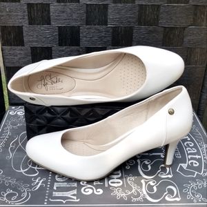 Life Stride Soft System Flex White Pump/Heels